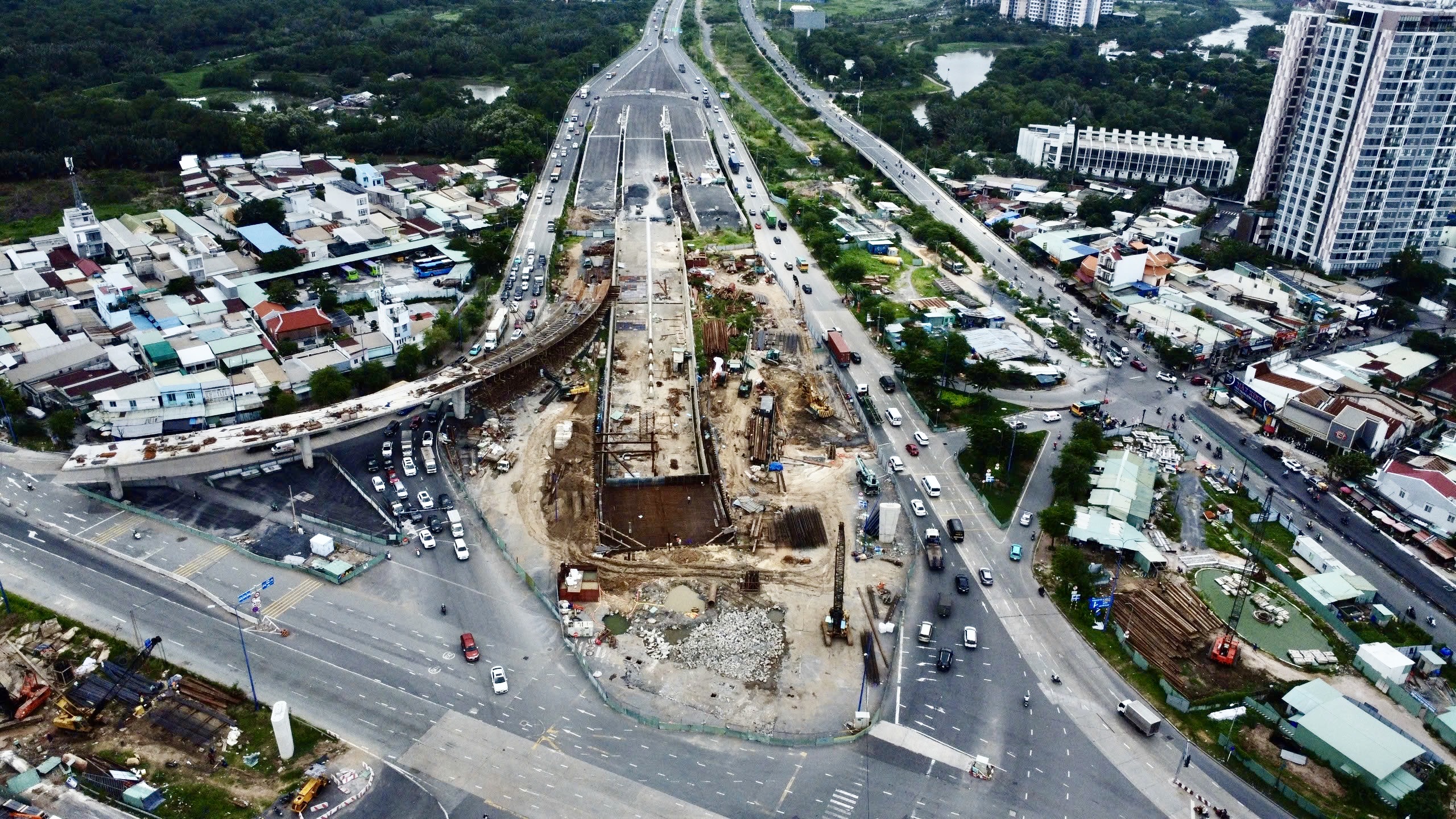 Liên tục bị nhắc về tiến độ, nút giao An Phú hiện đại bậc nhất TP.HCM đang thi công ra sao?