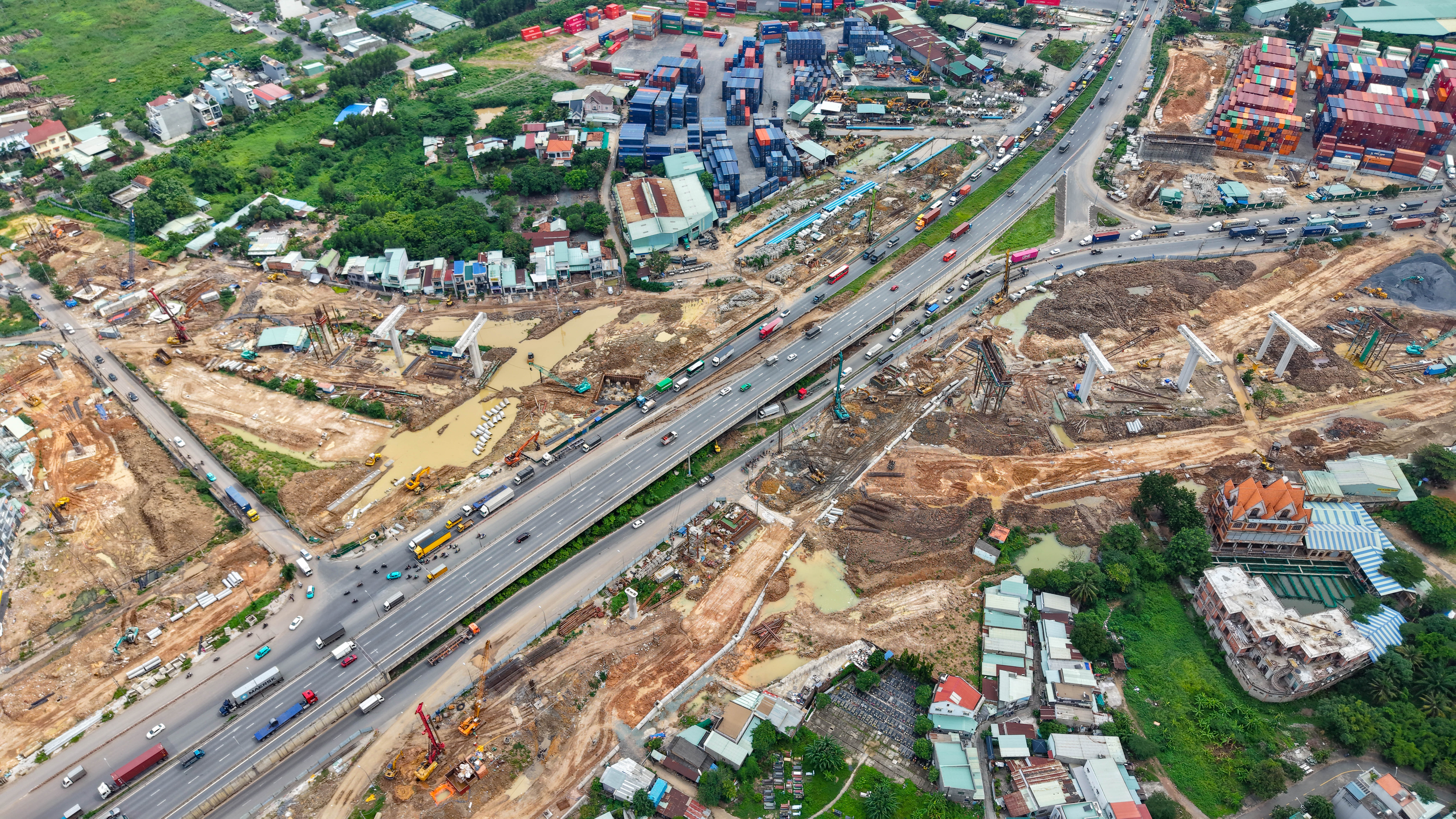 Tất bật trên đại công trường nút giao Tân Vạn, thông xe kỹ thuật cuối năm nay