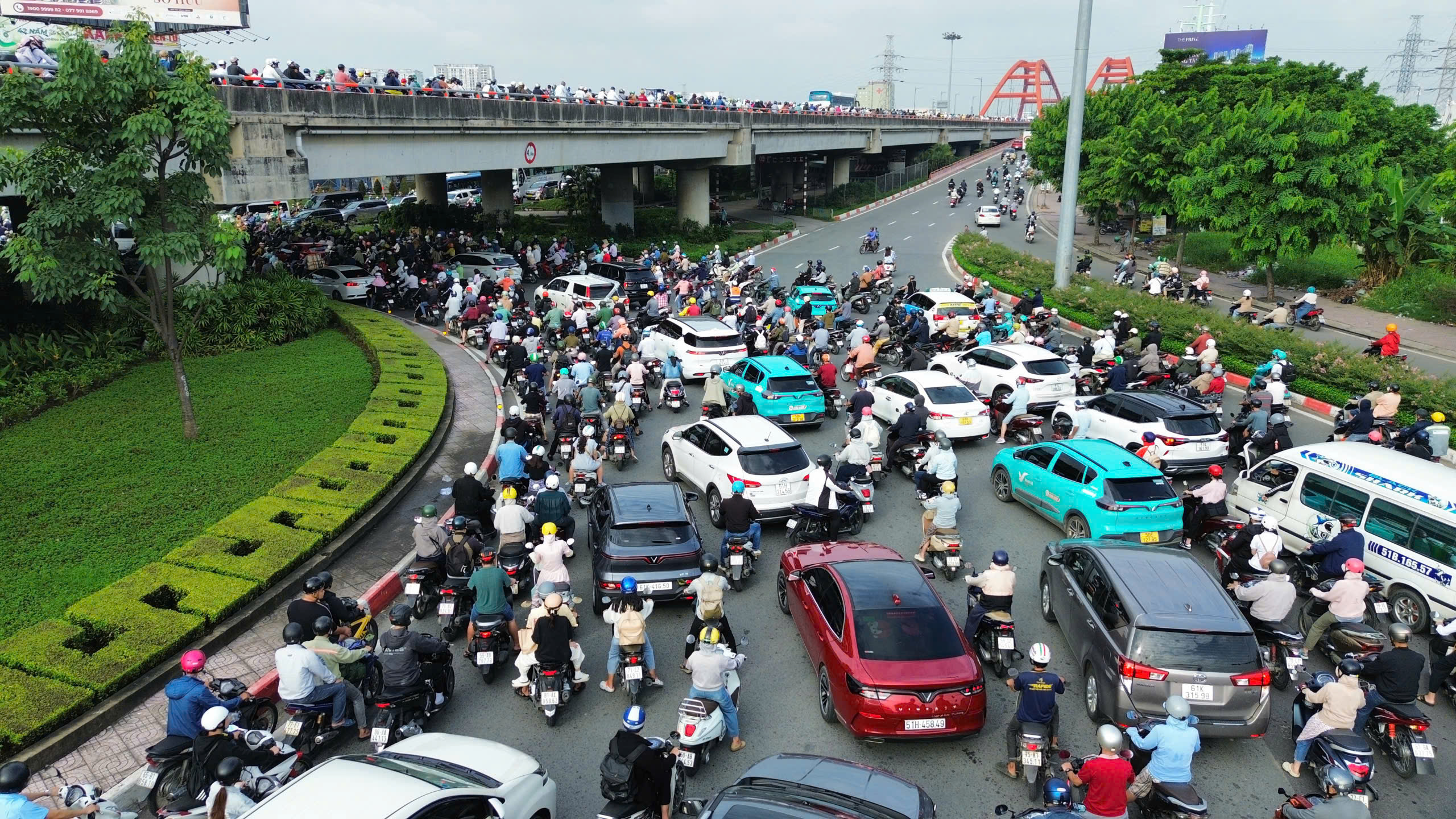 Sáng đầu tiên cấm ô tô qua cầu Bình Triệu 1, ùn ứ khắp nơi