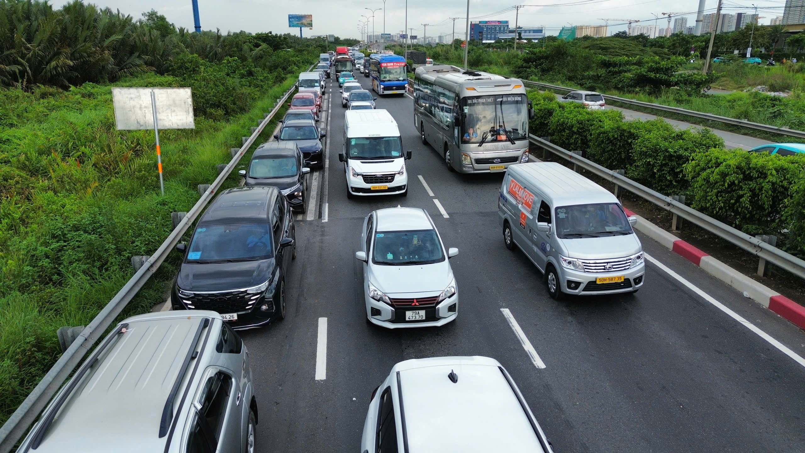 Người dân bắt đầu về quê nghỉ lễ 2-9, bến xe và cửa ngõ phía Đông TP.HCM đông dần