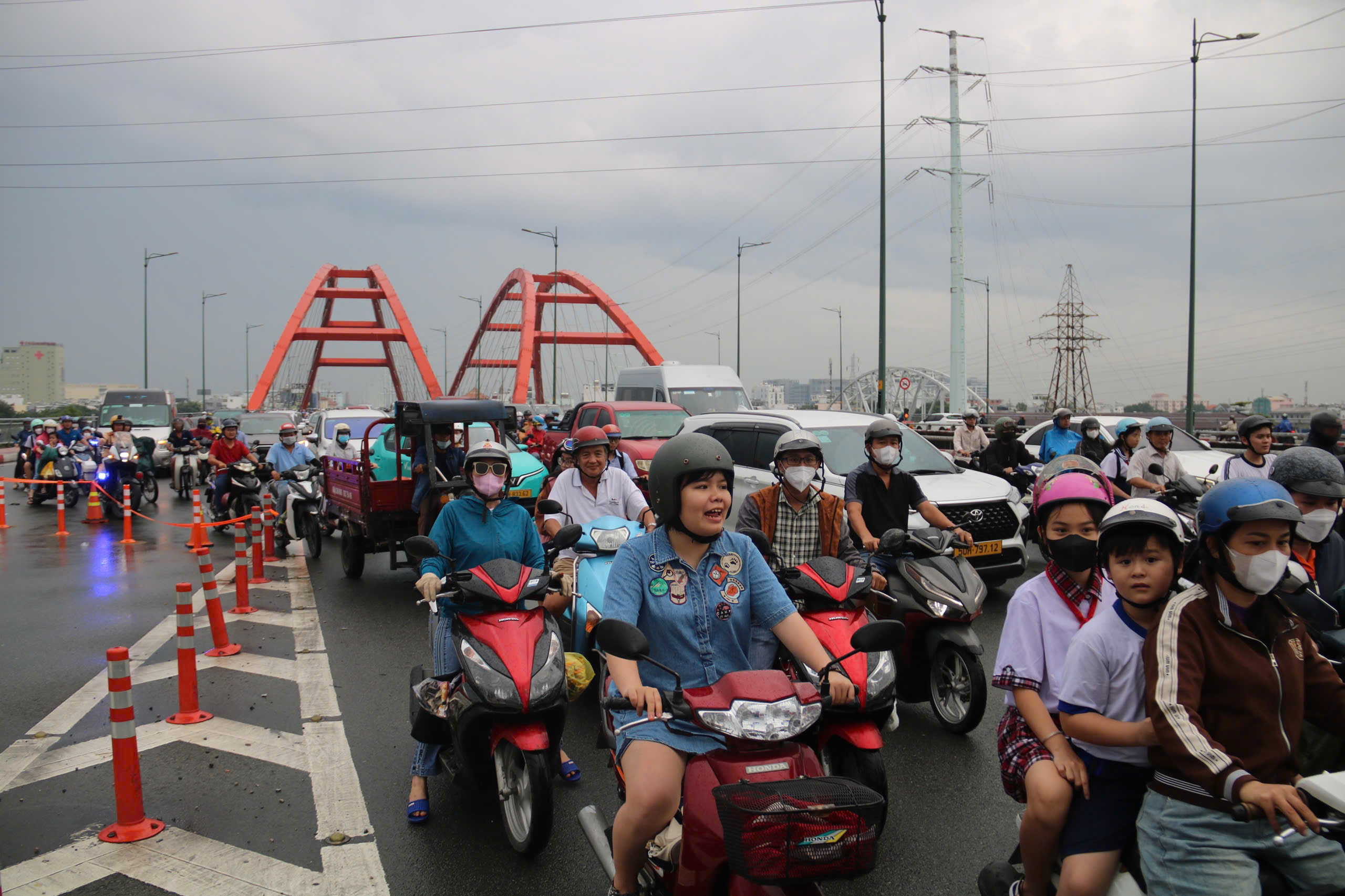 TP.HCM: Mở lại lối xuống cầu Bình Lợi vì ùn tắc nghiêm trọng