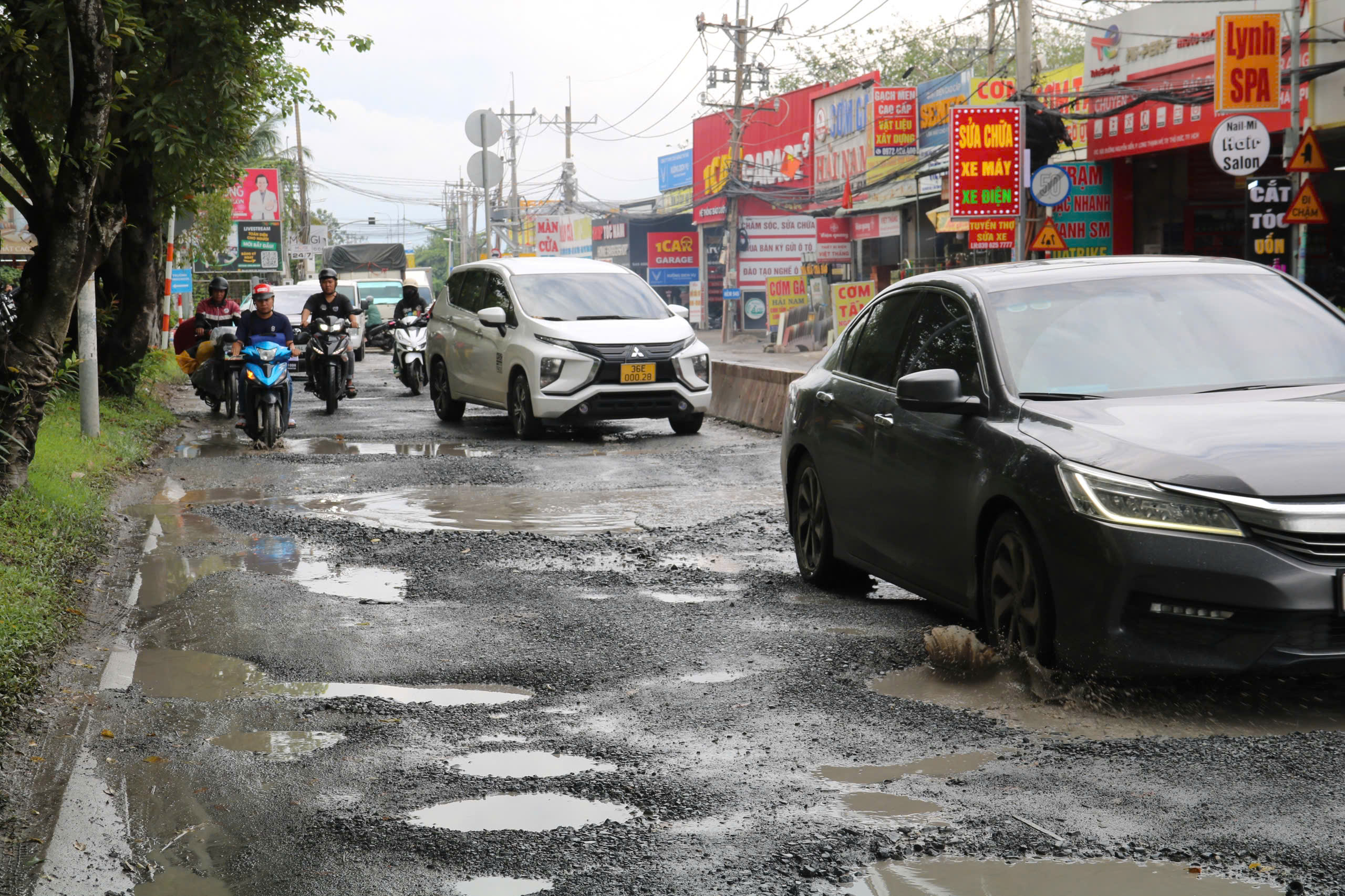 Sửa chưa được bao lâu, đường Nguyễn Xiển lại xuống cấp