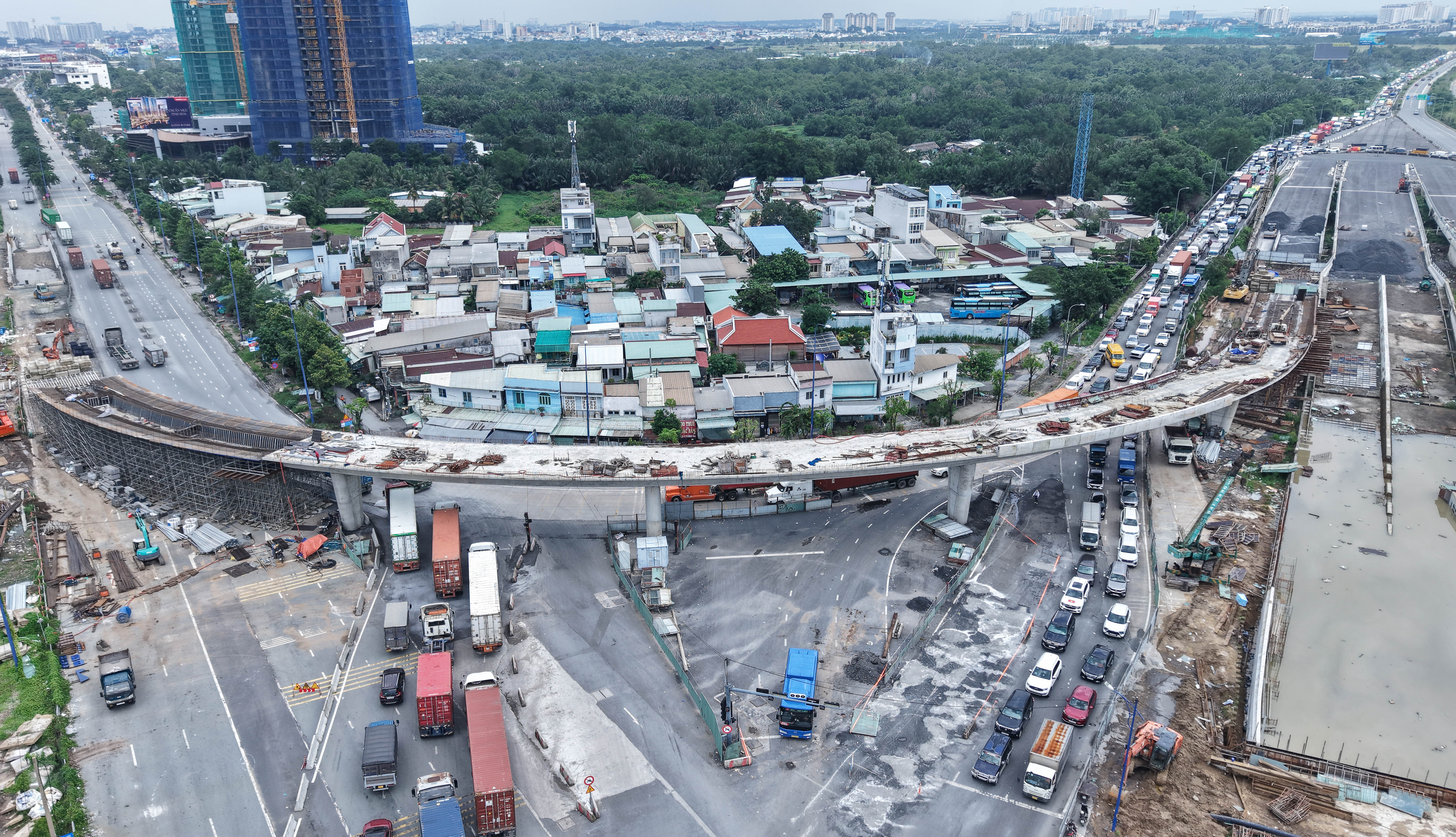 Nút giao An Phú lộ rõ hình hài nhờ tăng tốc thi công, dự kiến đưa vào khai thác trước Tết