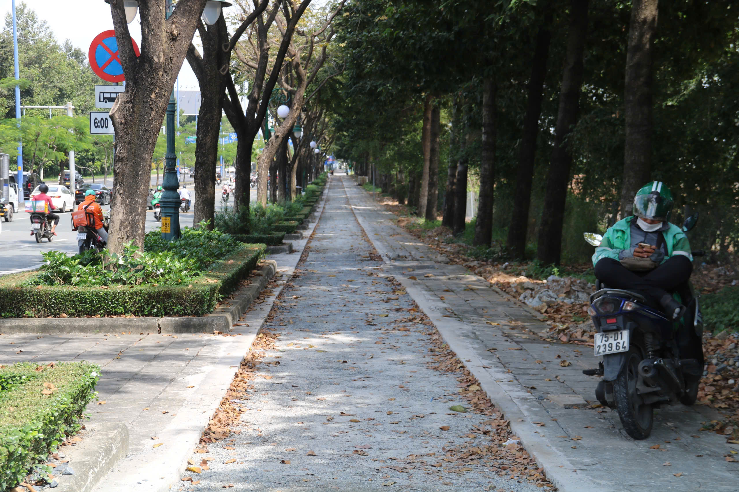 Làn đường riêng cho xe đạp dần lộ diện trên đại lộ Mai Chí Thọ