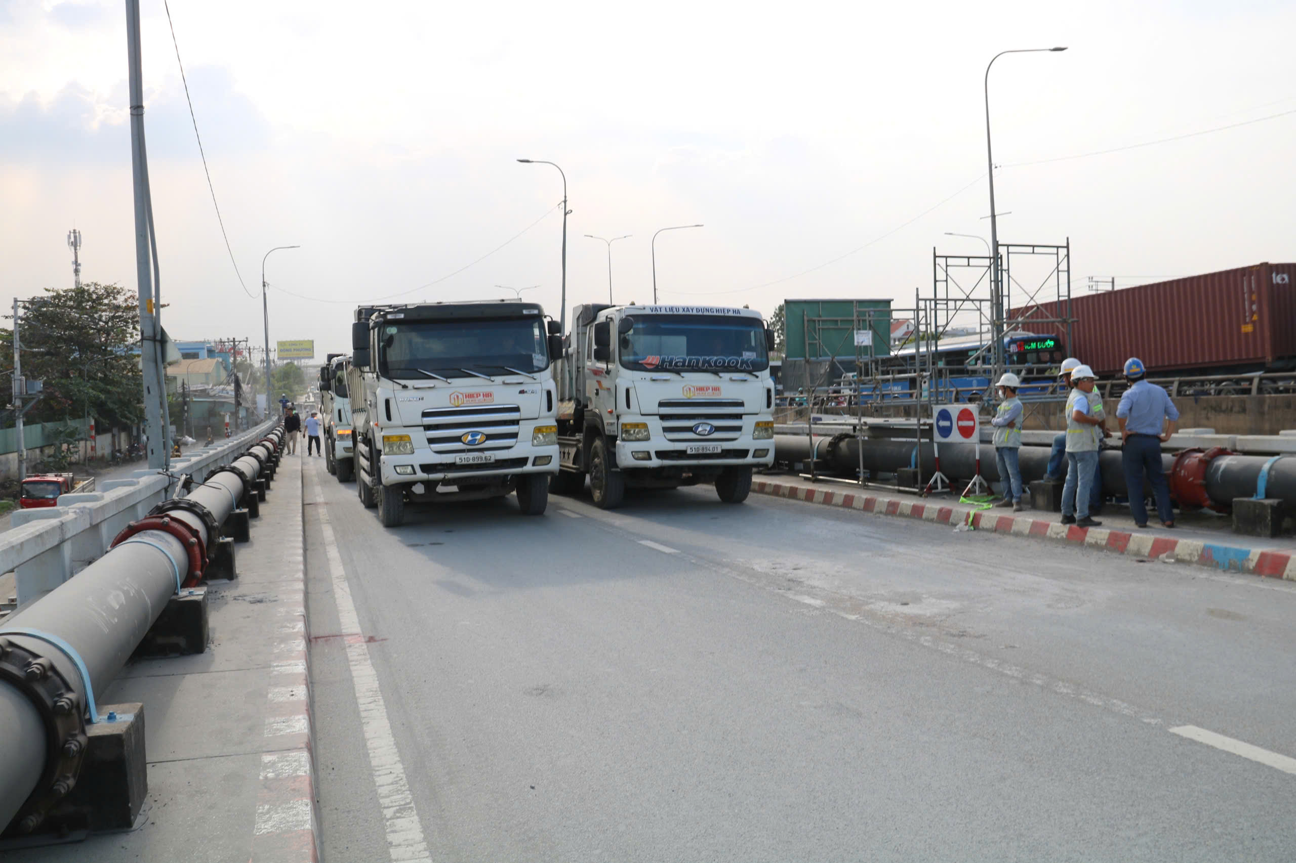 TP.HCM: Thử tải cầu Bình Phước 1 trước ngày thông xe