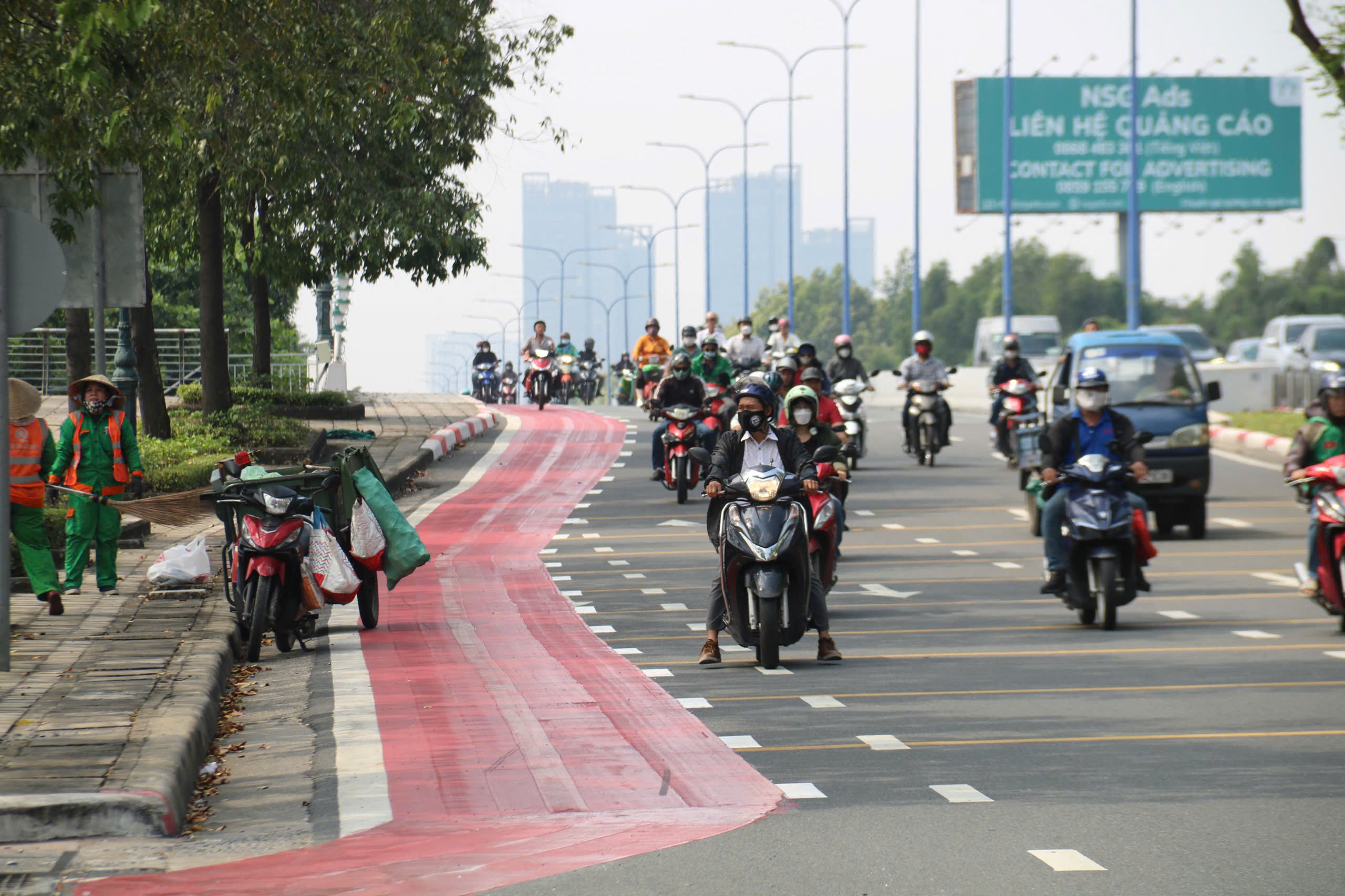 Xe máy đi vào làn xe đạp trên đại lộ Mai Chí Thọ sẽ bị xử phạt