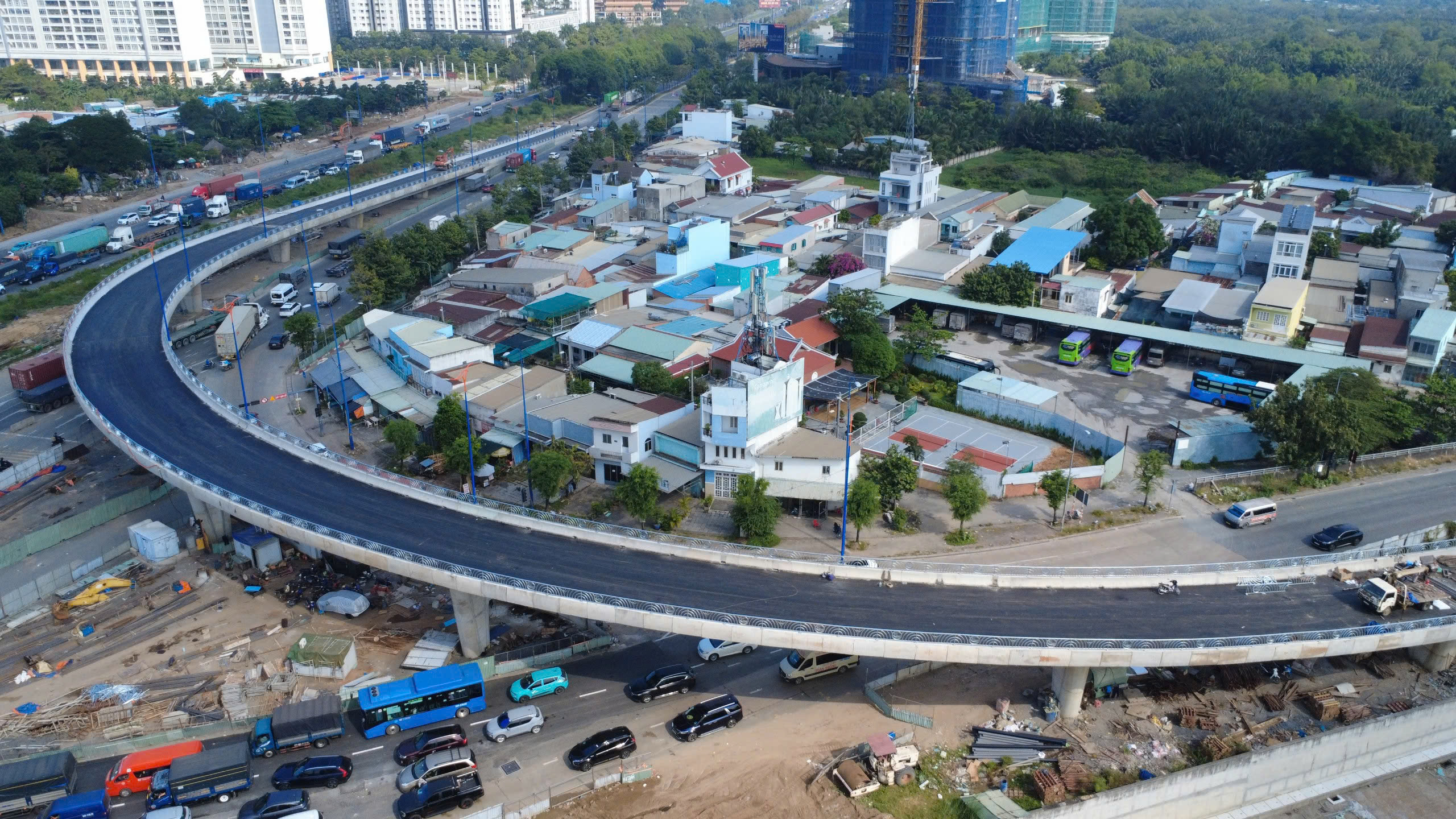 Cầu vượt kết nối cao tốc với đại lộ Mai Chí Thọ ở nút giao An Phú sẵn sàng thông xe 