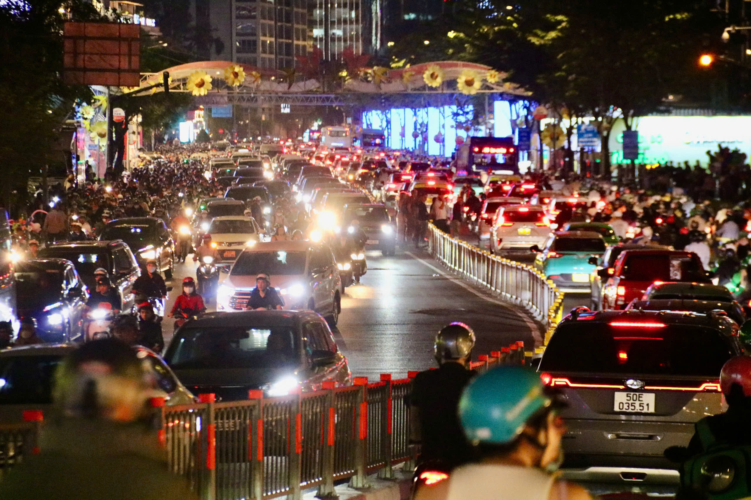 Biển người đổ về trung tâm TP.HCM, giao thông ùn ứ trước giờ bắn pháo hoa đón năm mới