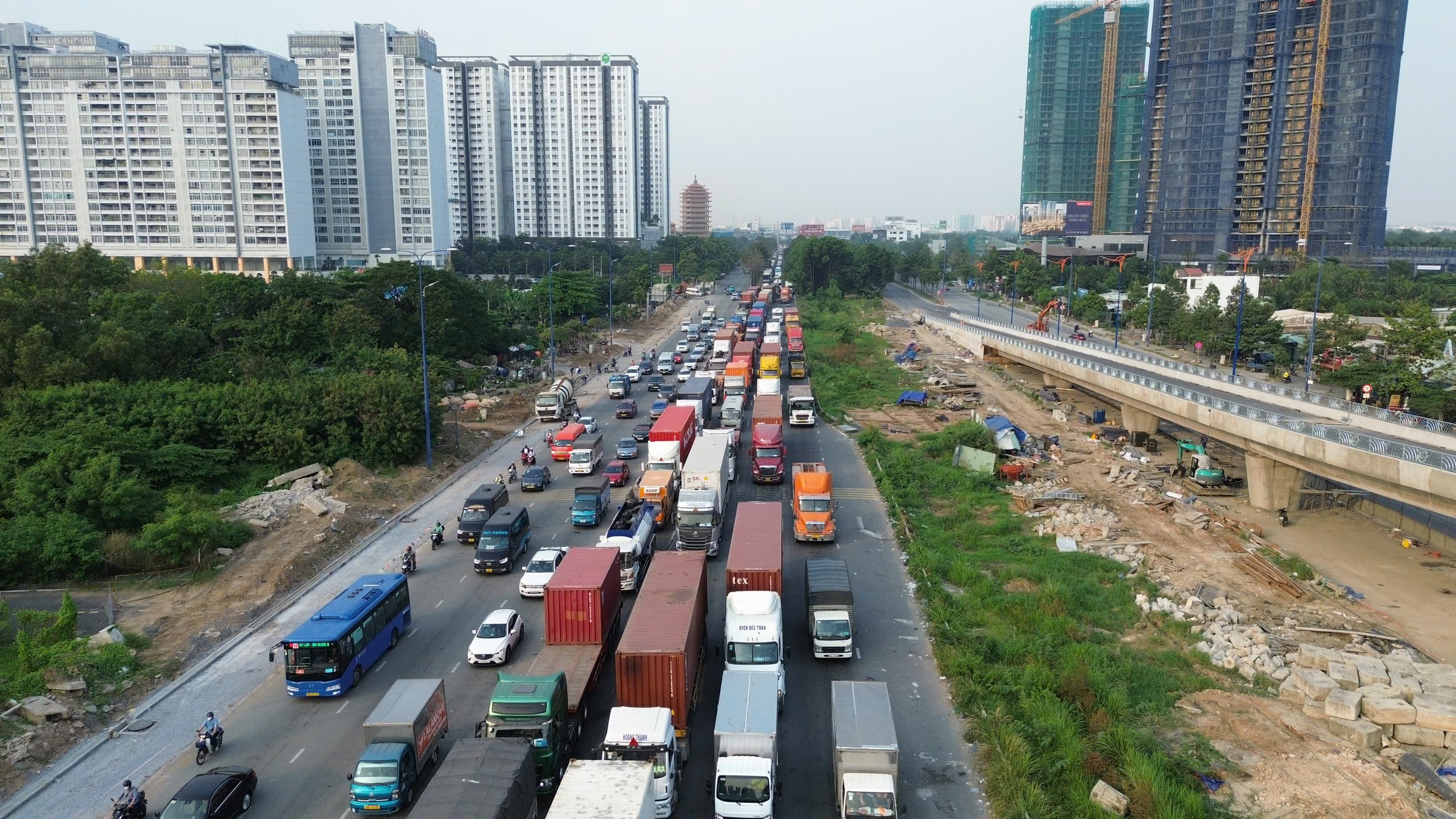 Bến xe, cửa ngõ TP.HCM ‘nóng’ từ chiều cuối năm 