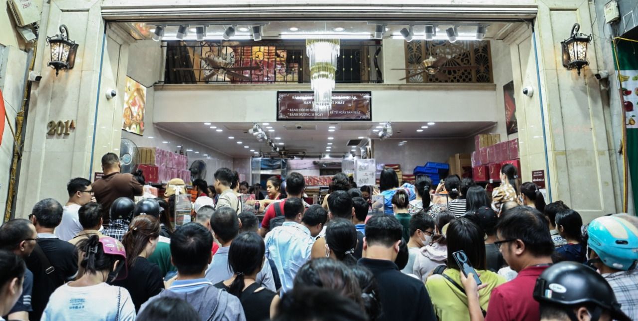 Người dân xếp hàng dài ở tiệm bánh Trung thu nổi tiếng Hà Thành 