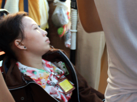 Để tránh bánh xe tải cô gái lăn nhiều vòng 