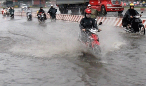 Xa lộ Hà Nội nước ngập như sông