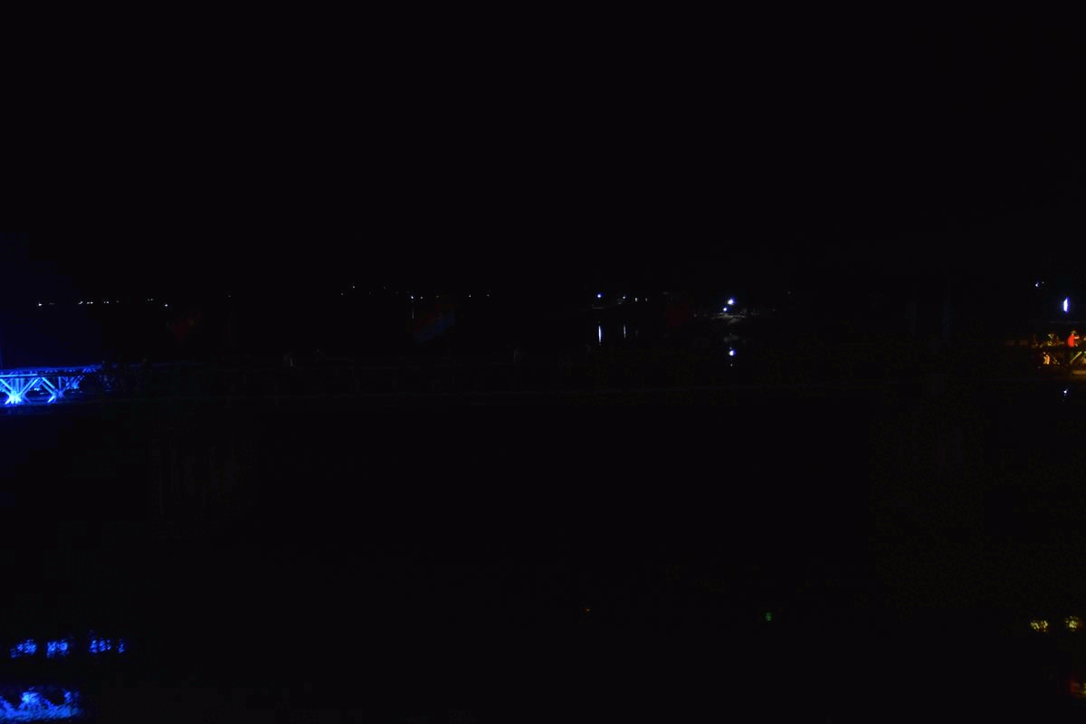 Hệ thống đèn gồn 2 màu xanh và vàng chạy dọc cầu Hiền Lương và dừng lại tại vạch sơn trắng giữa cầu - là nơi phân chia ranh giới hai miền Nam - Bắc. Ảnh: NGUYỄN DO