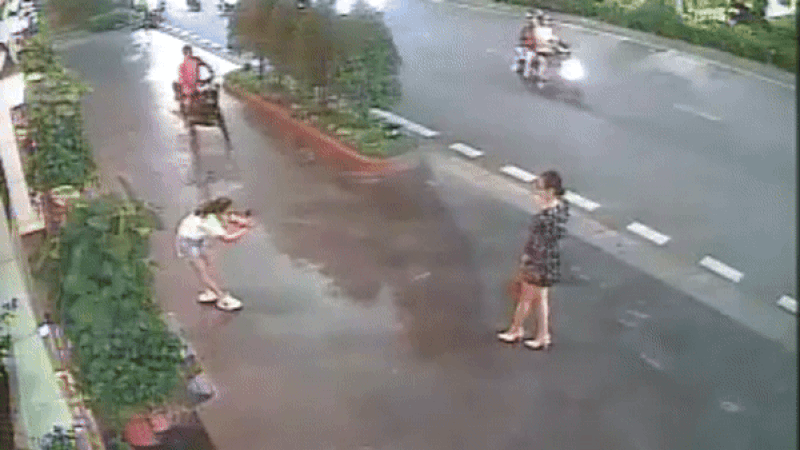 Đang chụp hình cùng bạn, nữ du khách bị cướp giật điện thoại. cướp giật điện thoại