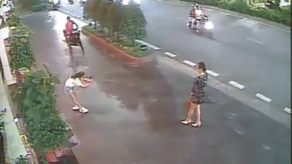 Đang chụp hình cùng bạn, nữ du khách bị cướp giật điện thoại