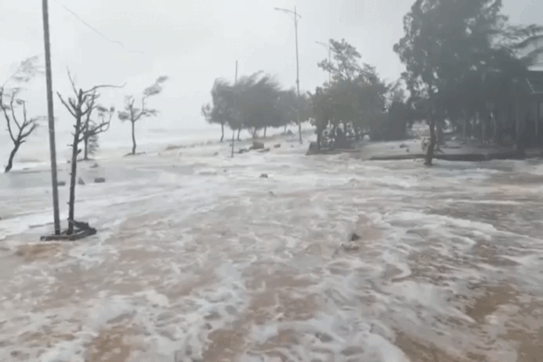 Clip: Bão Trà Mi khiến nước biển dâng cao, chảy xiết vào bờ ở Thừa Thiên Huế