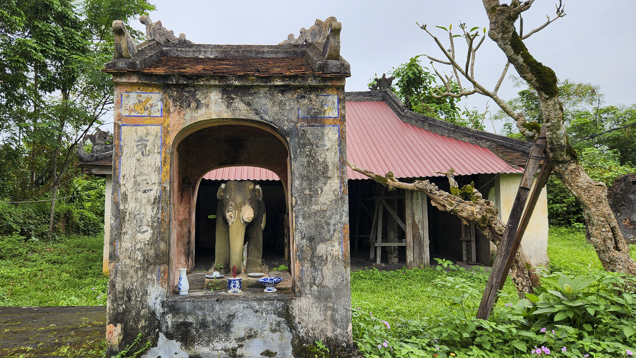 Cận cảnh điện Voi Ré - nơi suy tôn loài voi của nhà Nguyễn