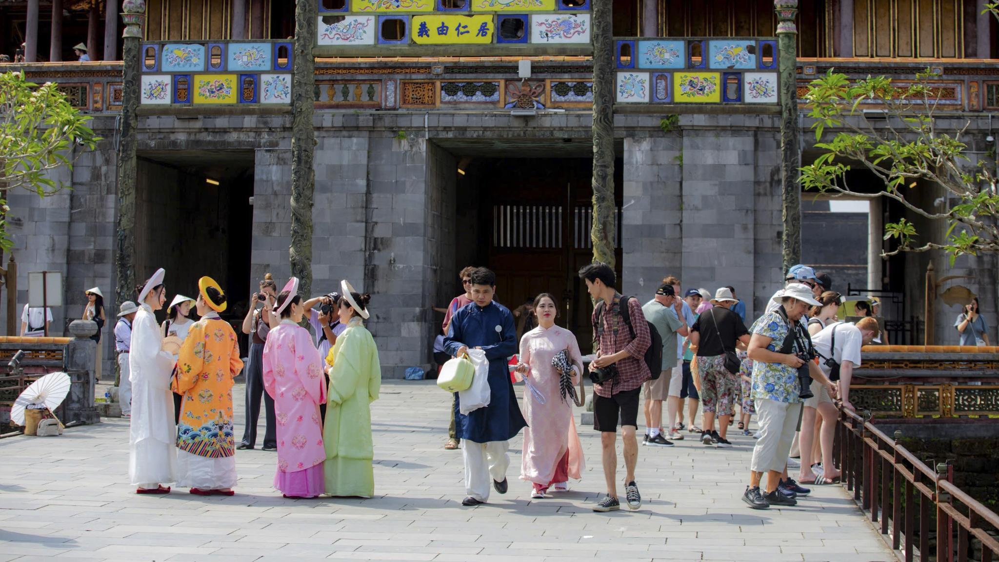 Du khách nườm nượp đến với di tích ở Huế dịp nghỉ lễ