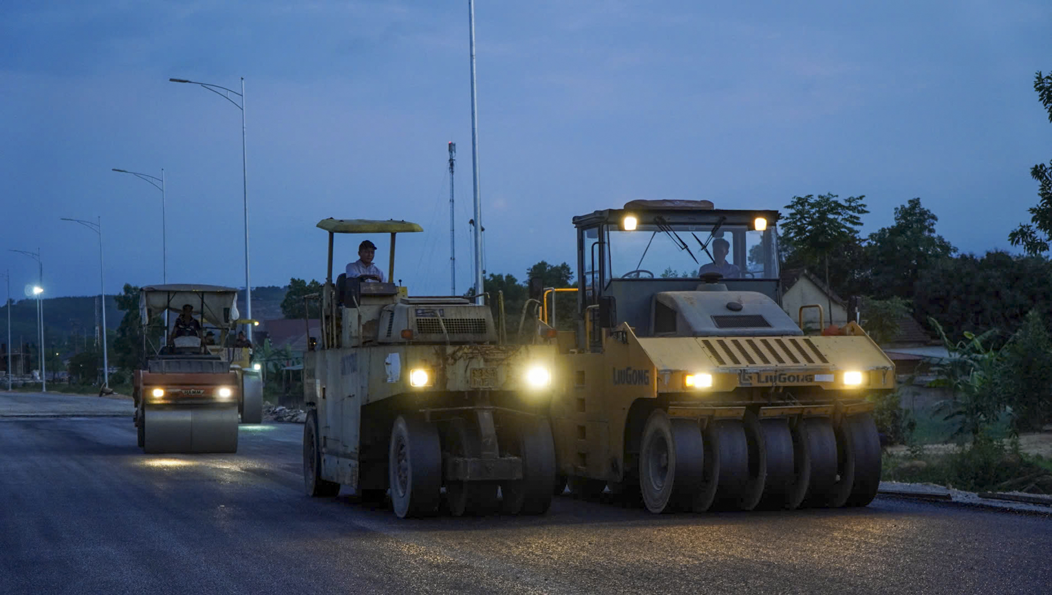 Tất bật thi công xuyên lễ trên cao tốc Vạn Ninh - Cam Lộ