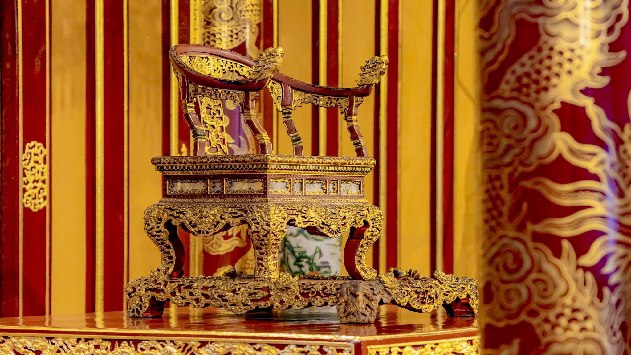 Ngắm ngai vàng ở Điện Thái Hòa trước khi bị phá hỏng