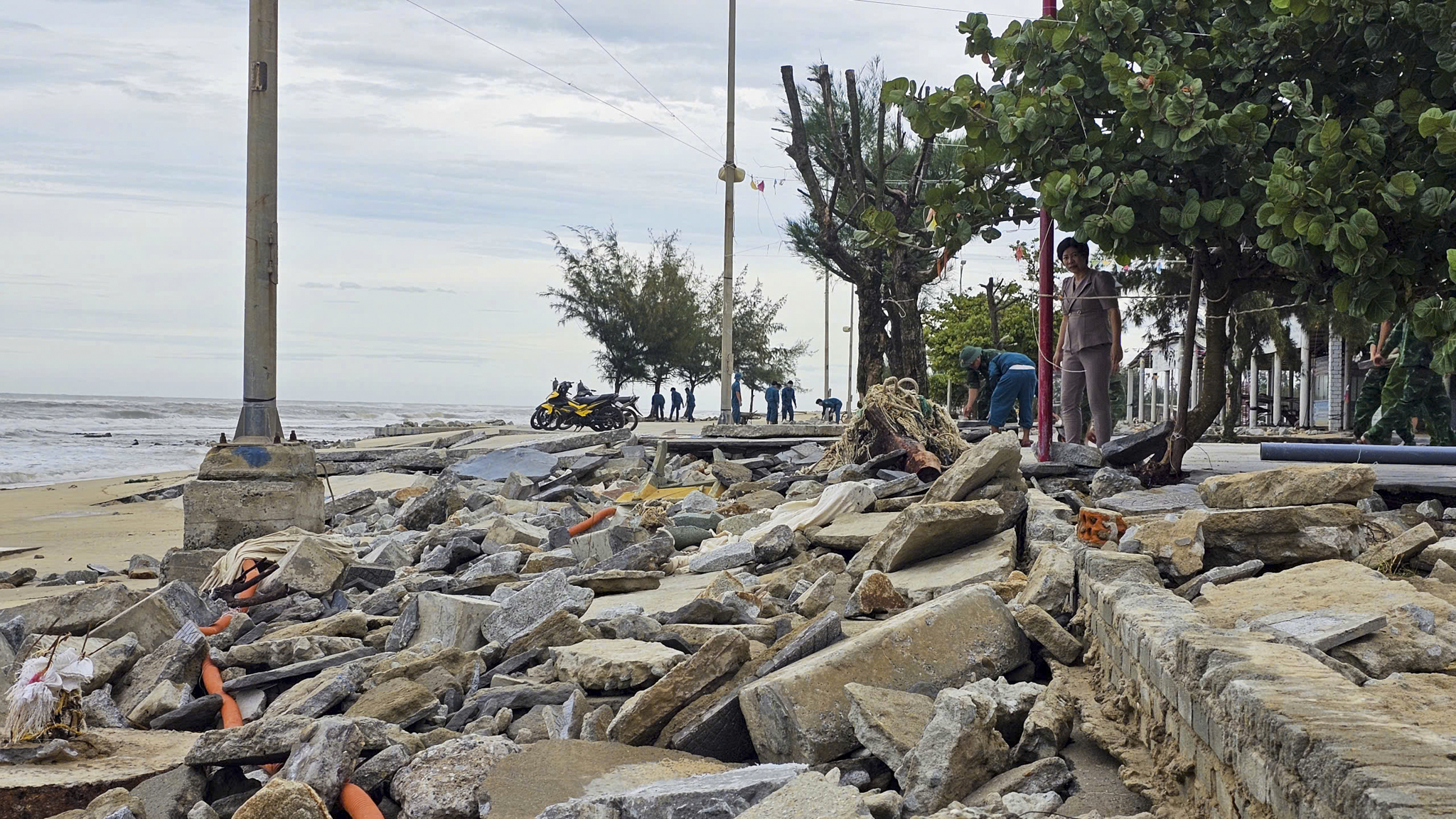 Bờ biển ở Huế bị bão số 10 làm hư hỏng nghiêm trọng