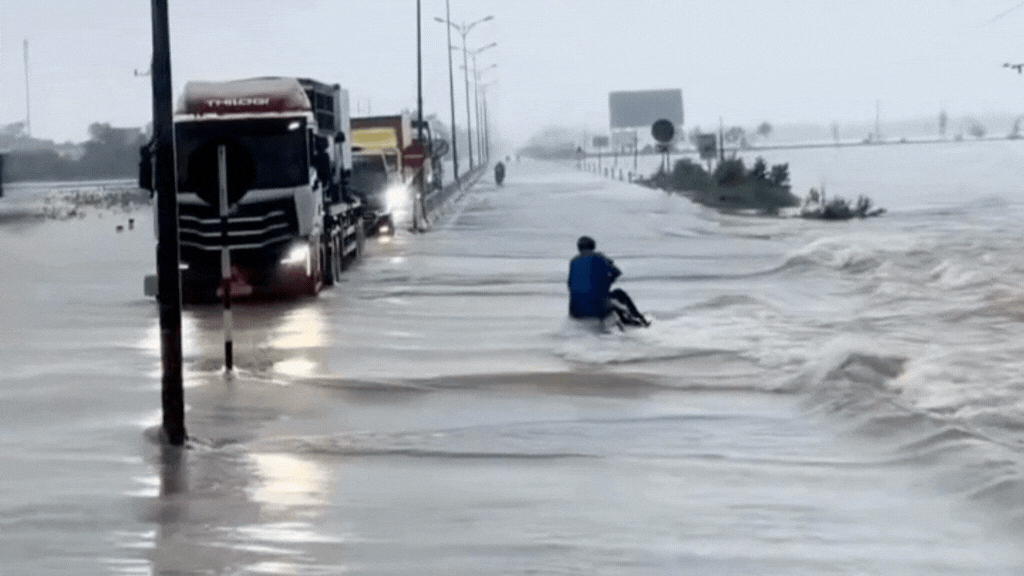Ấm lòng cảnh đoàn xe tải, container lập 'hàng rào' chắn lũ giúp người đi xe máy ở Huế