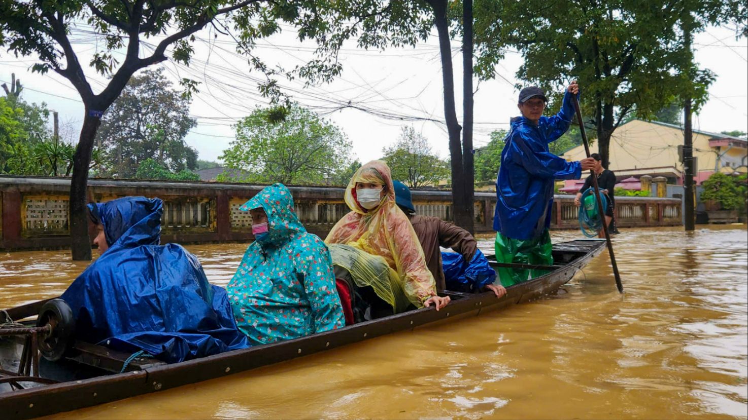 Người dân Đại nội Huế vật lộn trong nước lũ