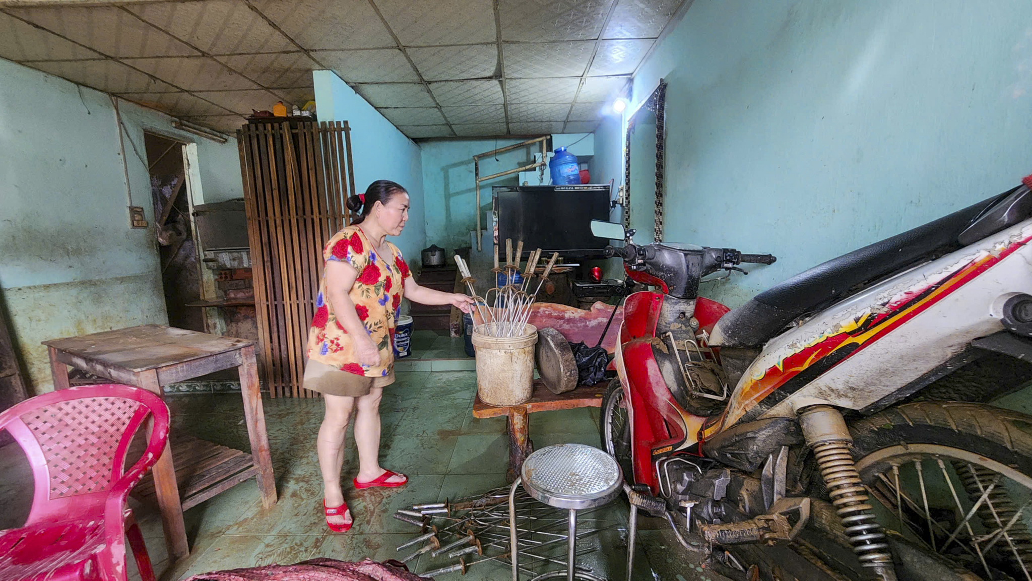 Người dân TP Huế xắn tay bới bùn, cứu tài sản sau lũ dữ