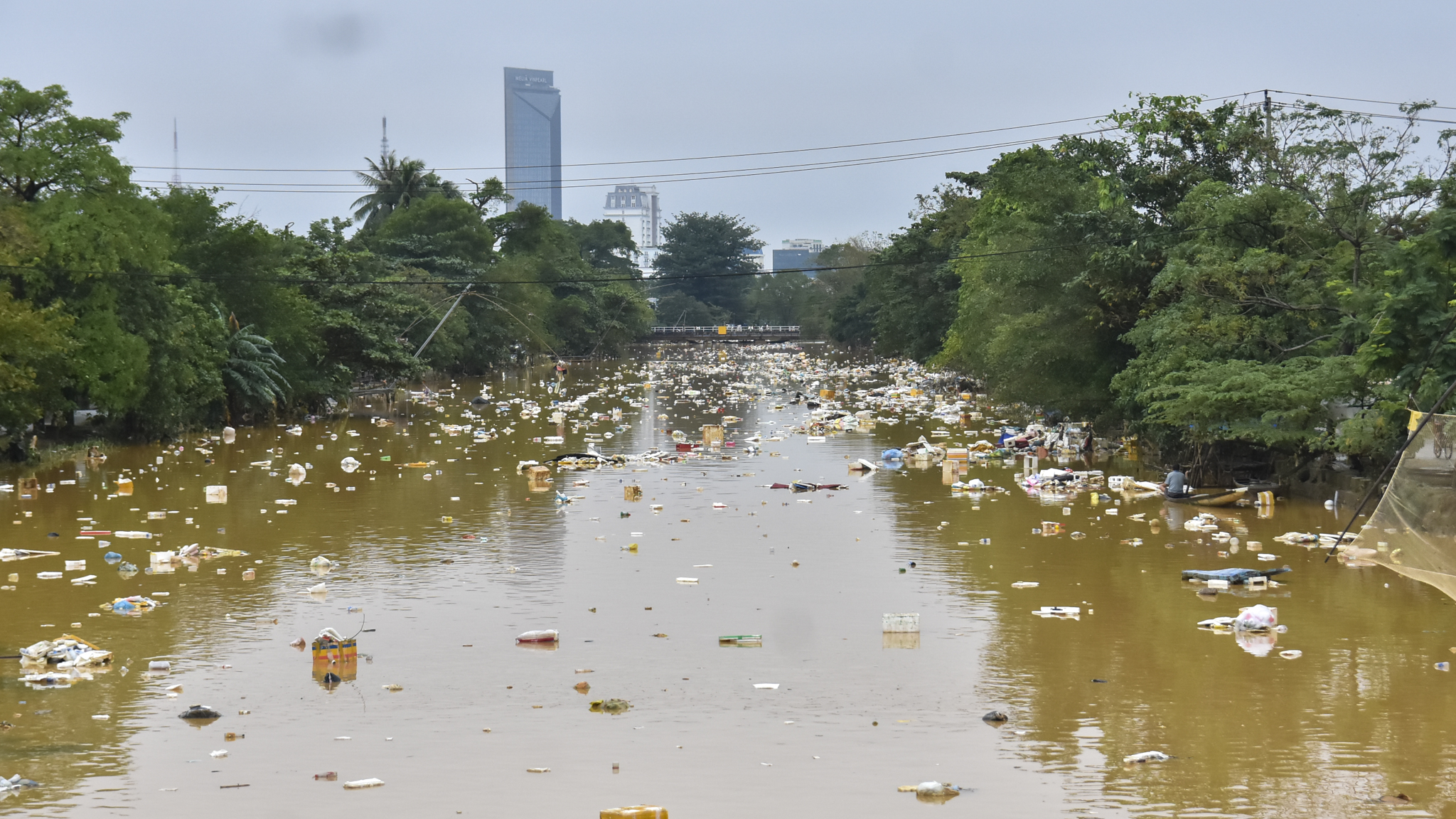Kinh hãi cảnh tượng sông rác đặc nghẹt giữa TP Huế sau lũ