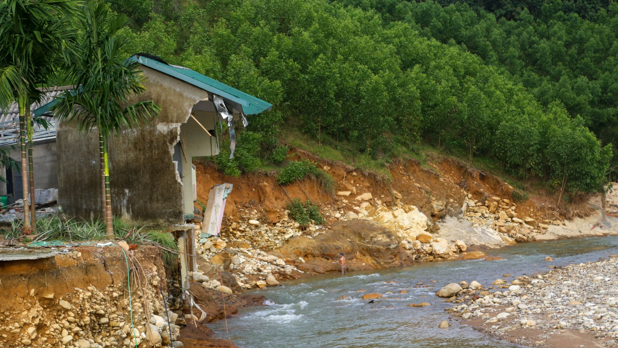 Lũ dữ như sóng thần ập về, cuốn phăng nhà cửa trong chốc lát