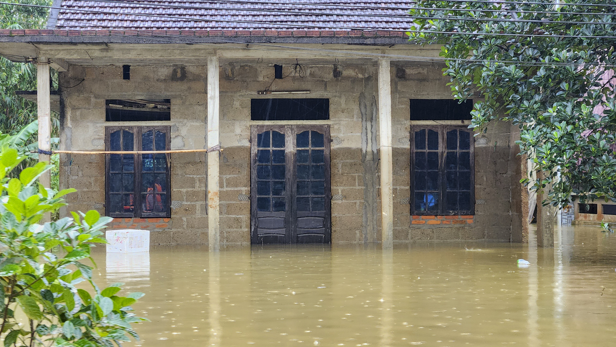 Nước dâng cao đột ngột 2 giờ sáng, người dân Huế hốt hoảng chạy lũ 