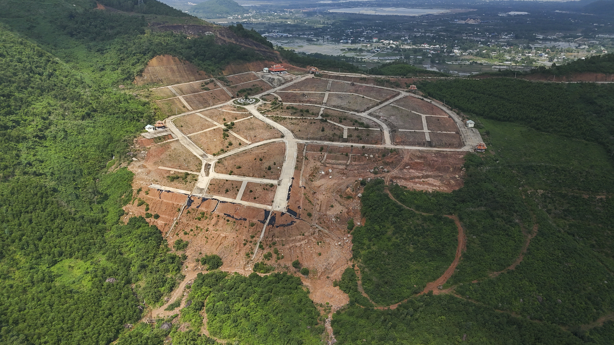 Nghĩa trang 40 tỉ 'tựa sơn hướng thủy' chưa làm xong đã xuất hiện xói lở