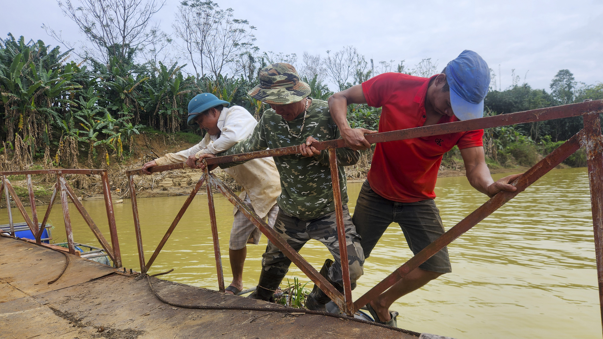 Người Huế mong nối lại cây cầu bị lũ cuốn