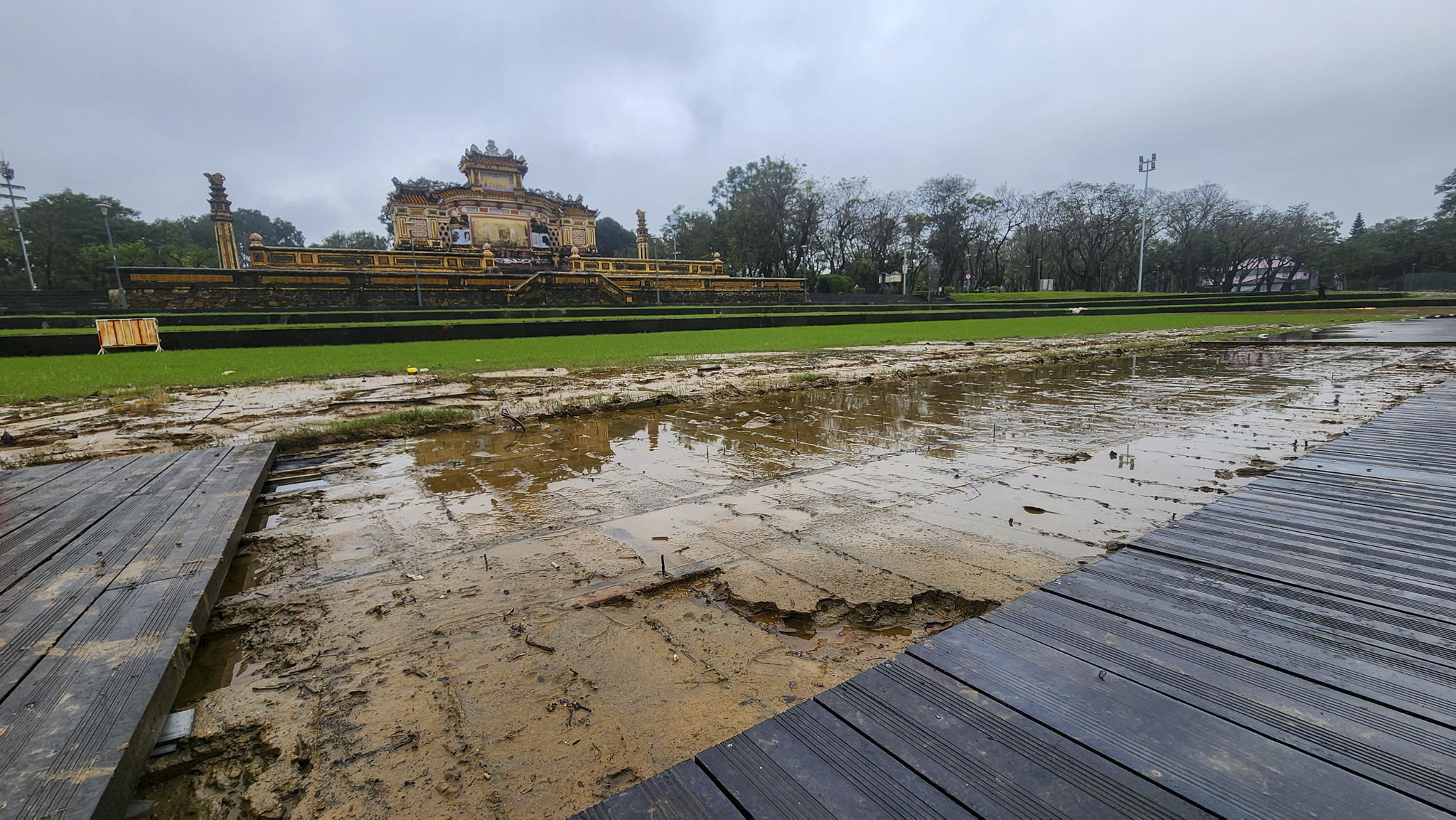 Sân khấu lát gỗ lim trên sông Hương biến thành hố bùn sau lũ