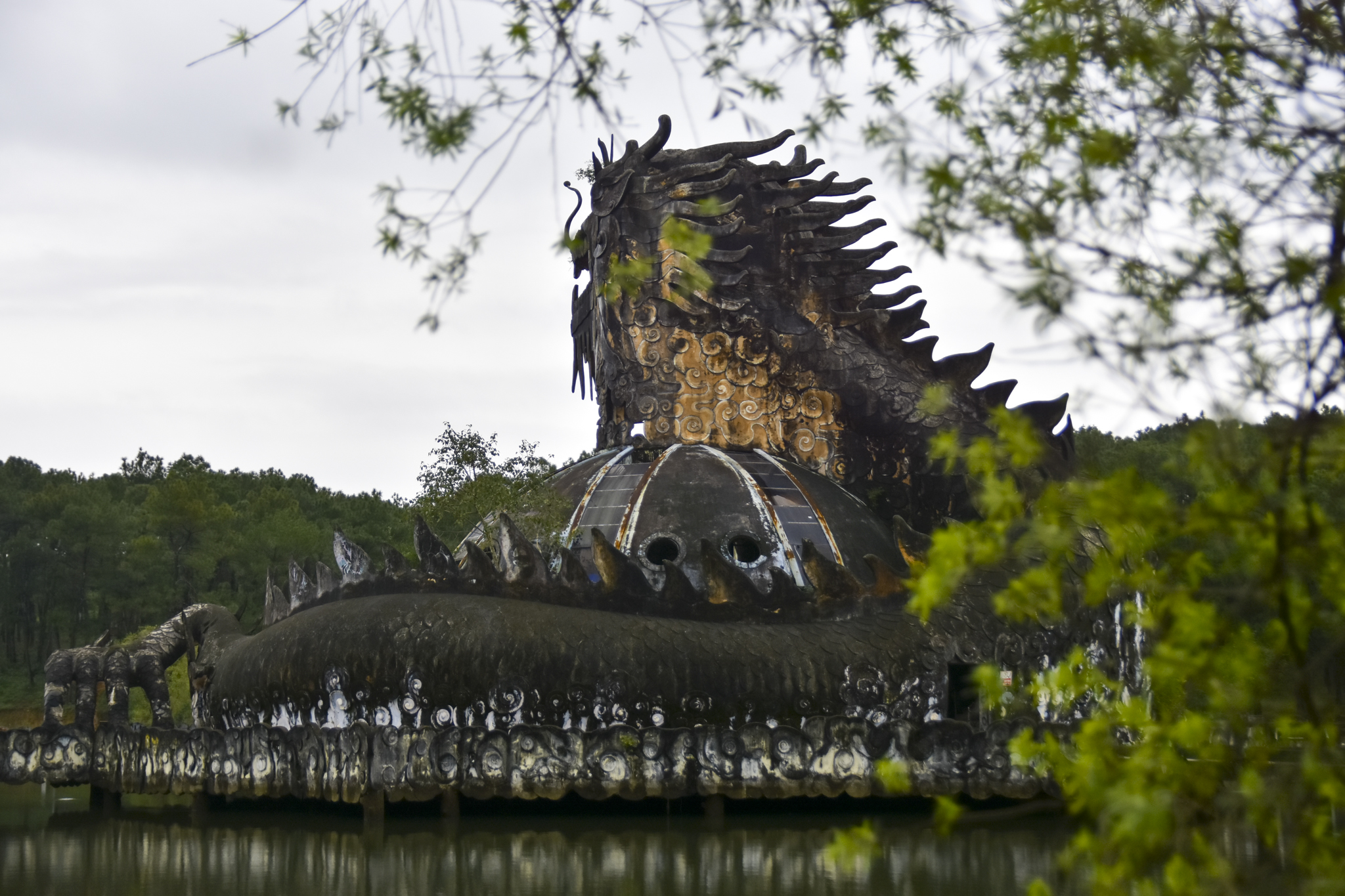 Vẻ đẹp ma mị của tượng rồng khổng lồ ở Huế giờ ra sao?