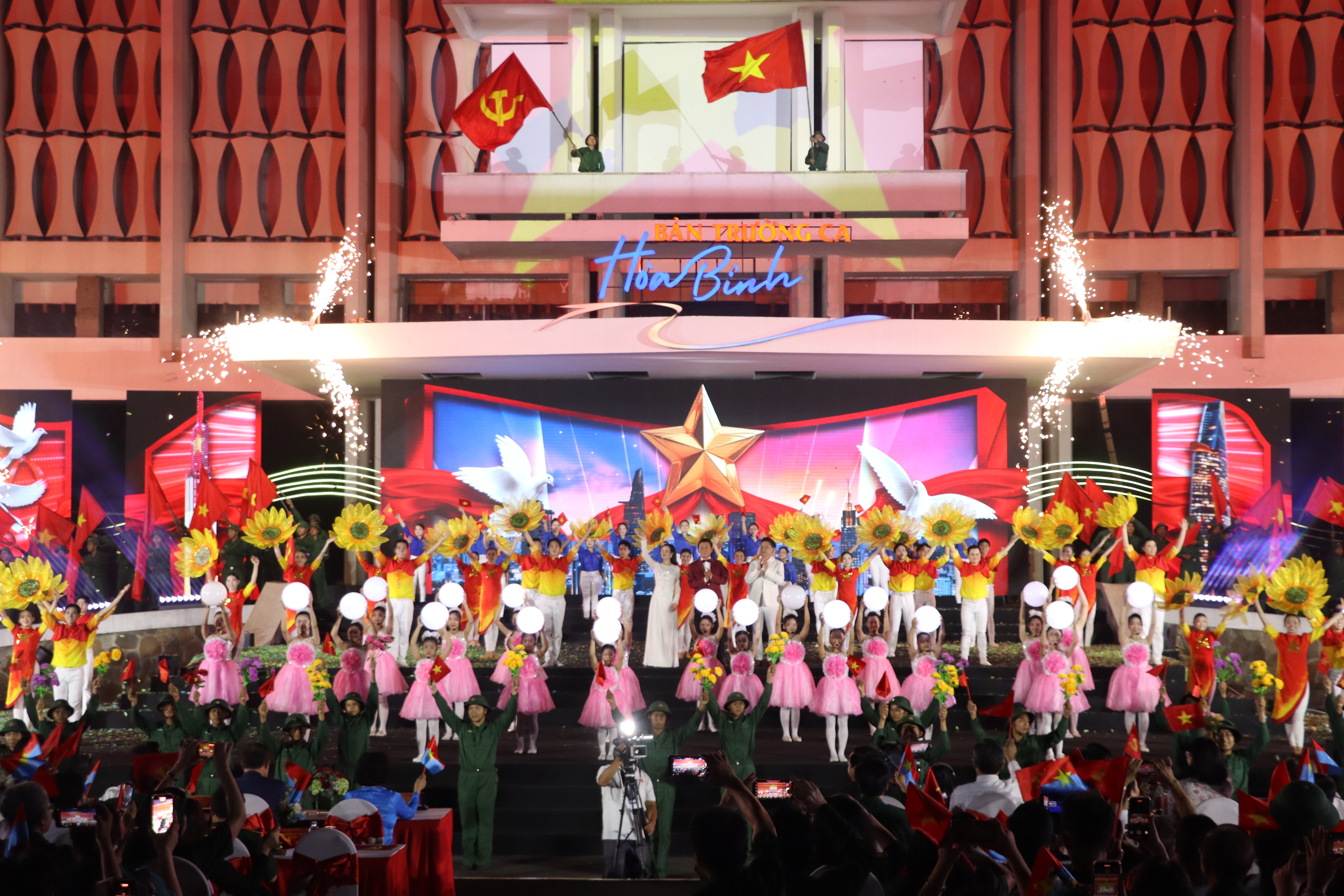 Cầu truyền hình 'Bản trường ca hòa bình': Sống dậy một thời hào hùng của dân tộc Việt Nam