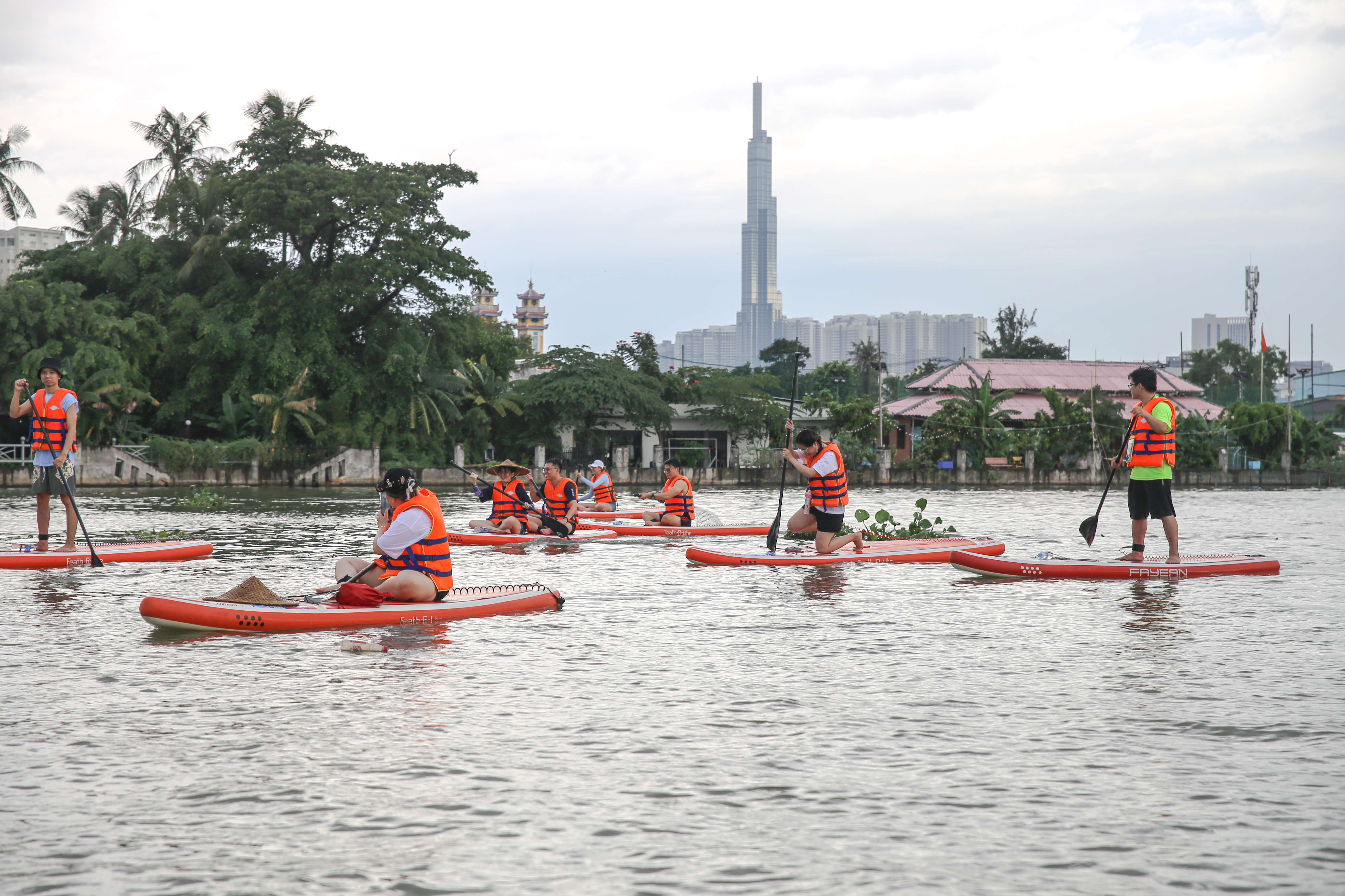 Chèo SUP khám phá sông Sài Gòn, ngắm ánh hoàng hôn cực chill