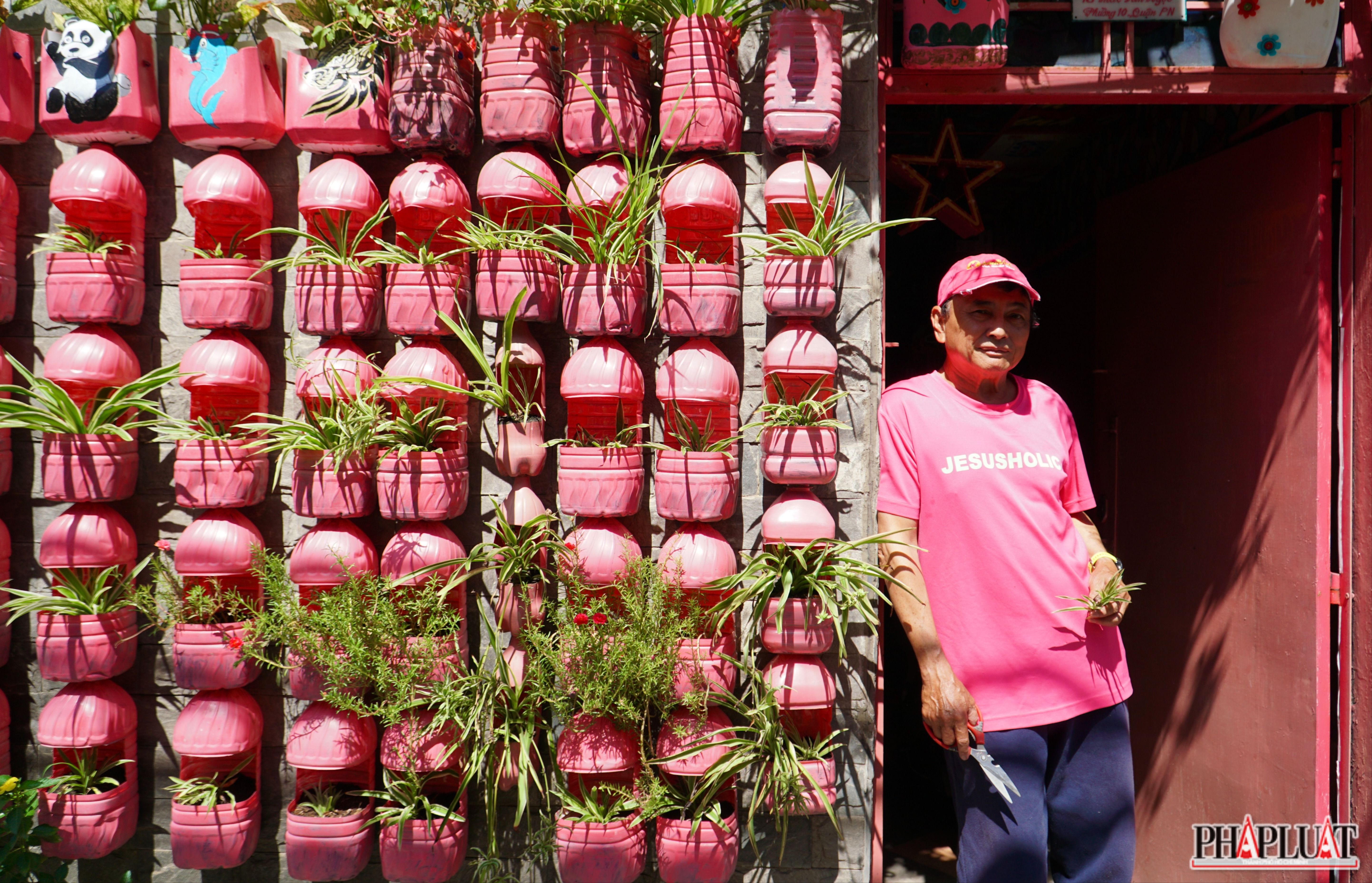 Ước mơ 'nhuộm hồng' đường phố của người đàn ông U70