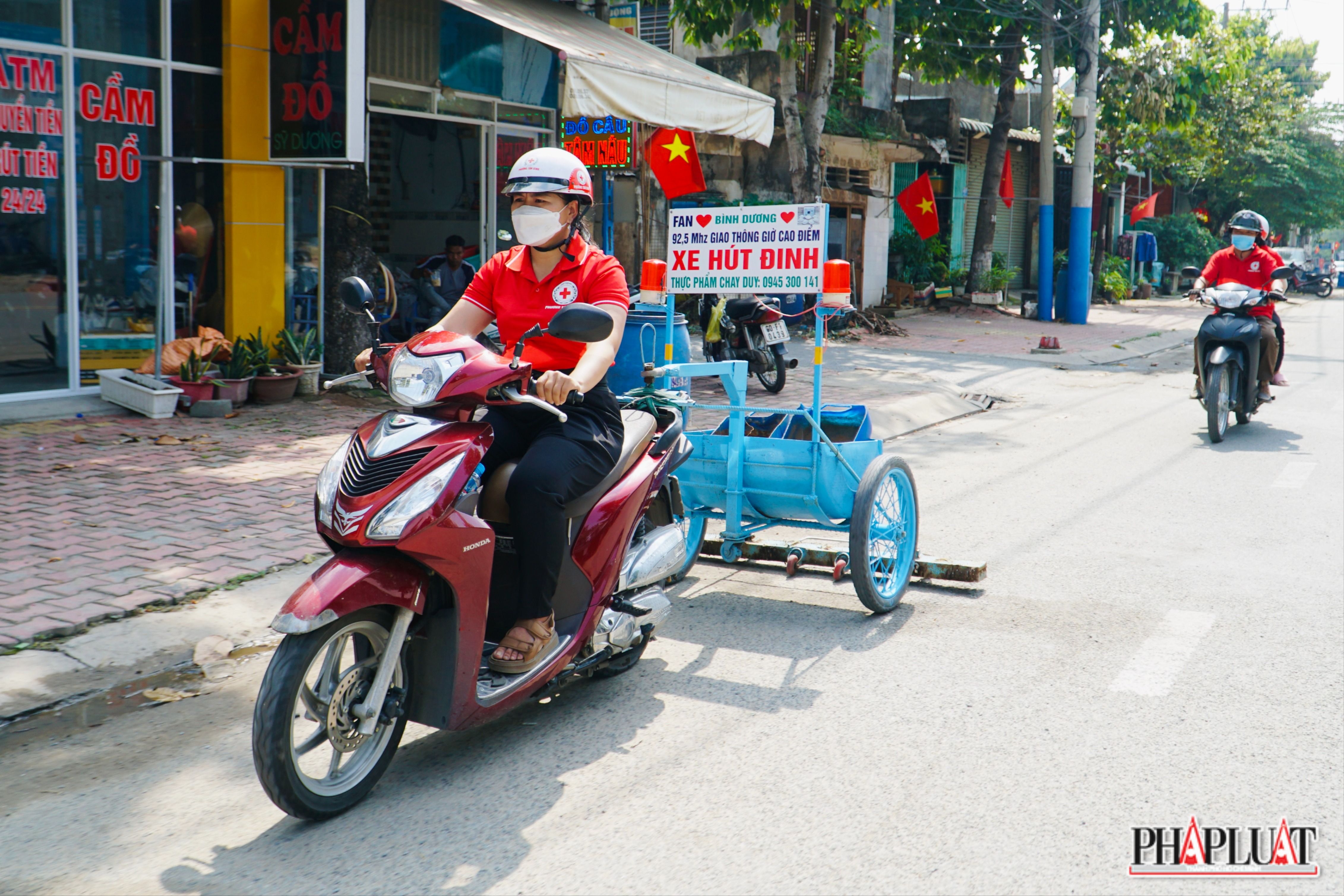 Những nữ 'hiệp sĩ' kéo xe hút đinh ở Bình Dương