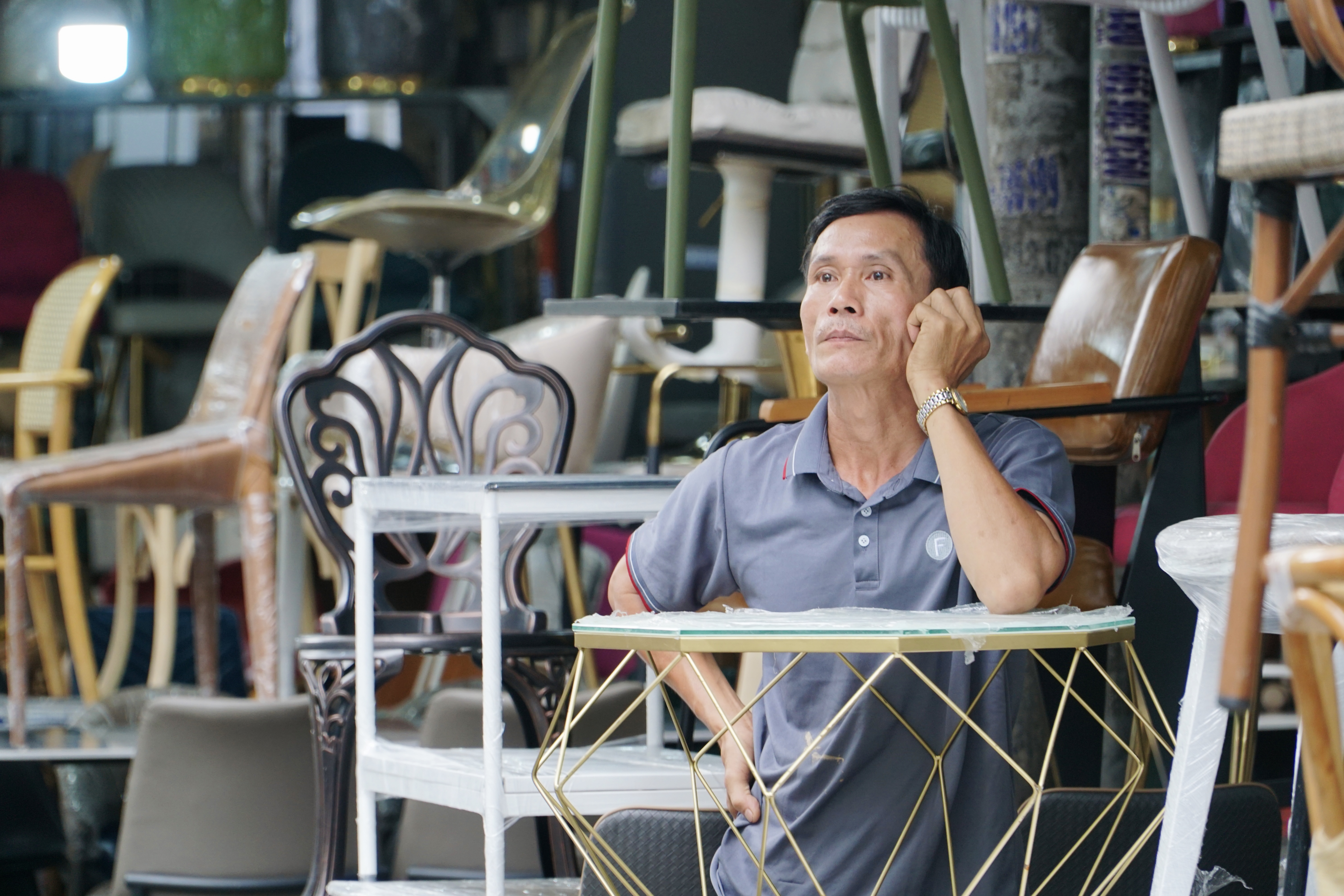 Mùa cao điểm mua sắm, tiểu thương phố nội thất TP.HCM 'dài cổ' ngóng khách, 10 ngày không có người mở hàng 