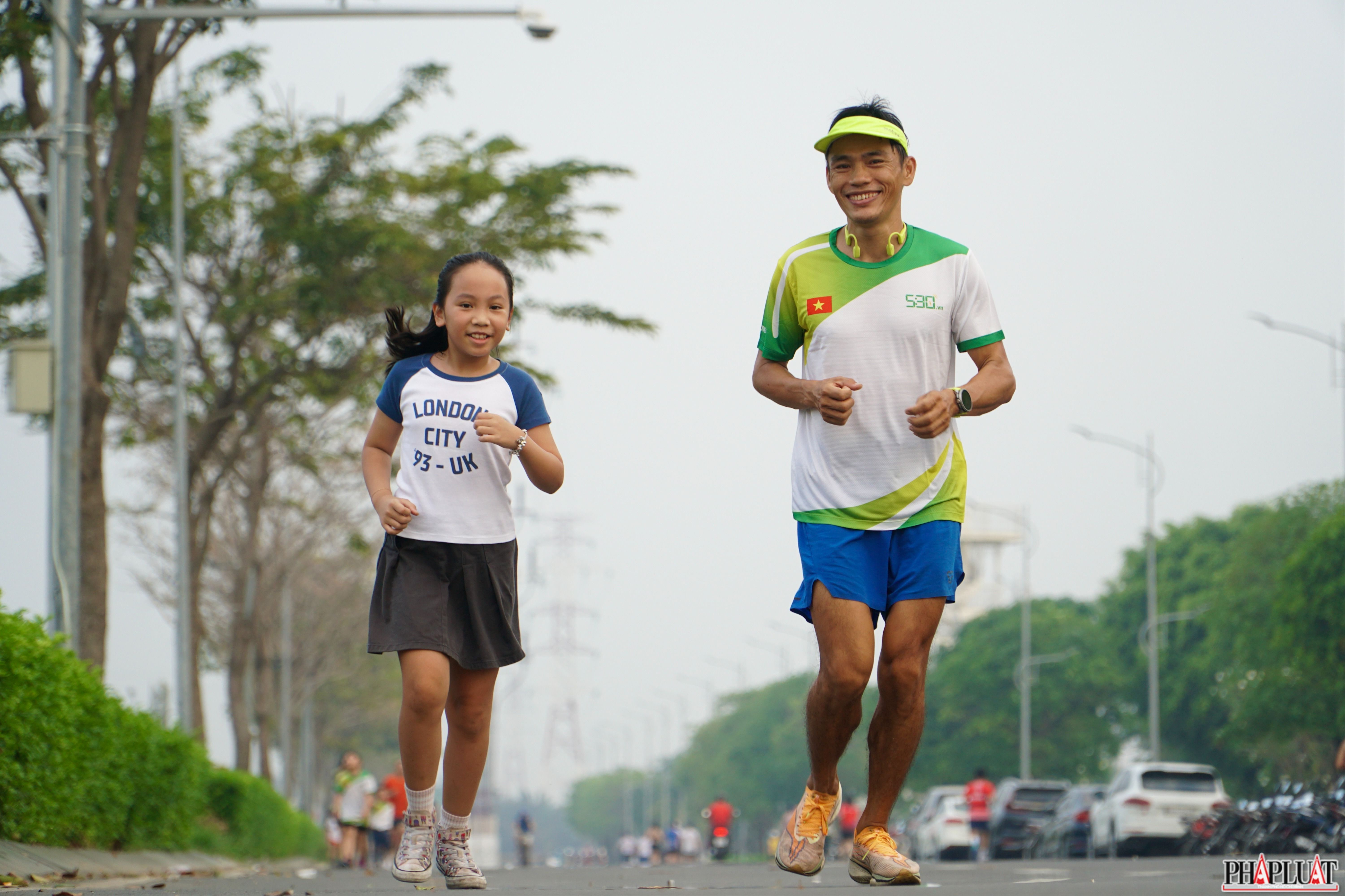Người đàn ông chạy bộ 25km đến khu đô thị để dạy chạy bộ miễn phí cho trẻ em 