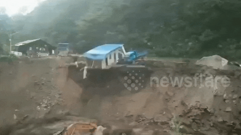 Kinh hoàng lở đất kéo theo xe tải và căn nhà xuống sông