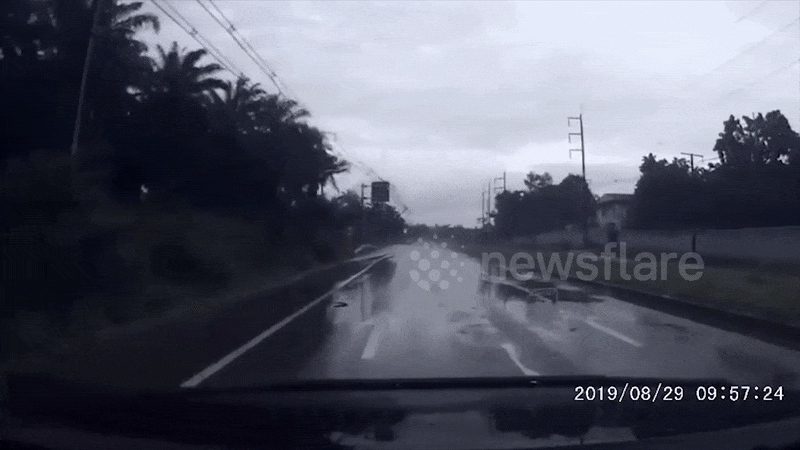 Cảnh tượng kinh hoàng khi cột điện ngã đè lên người đi đường