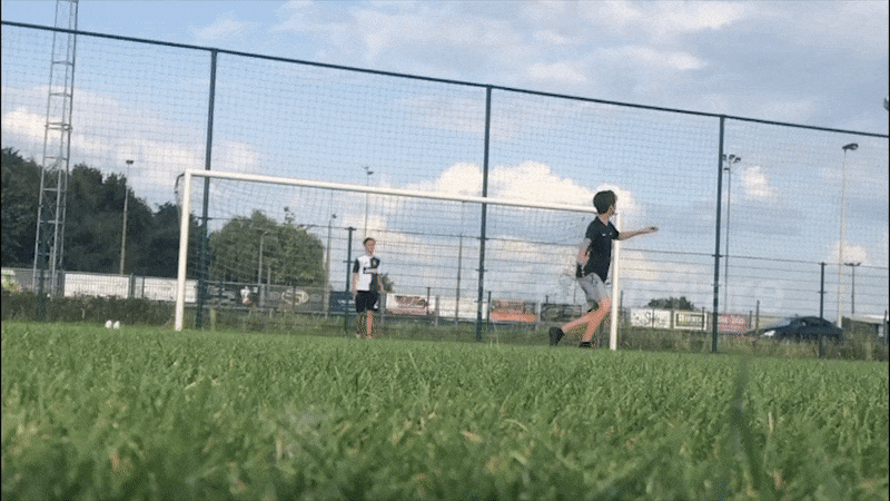 Cầu thủ volley bóng vượt rào, chui tọt vào xe đi ngang qua