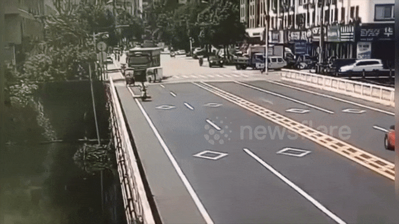 Né xe lam, xe tải lao đầu xuống sông