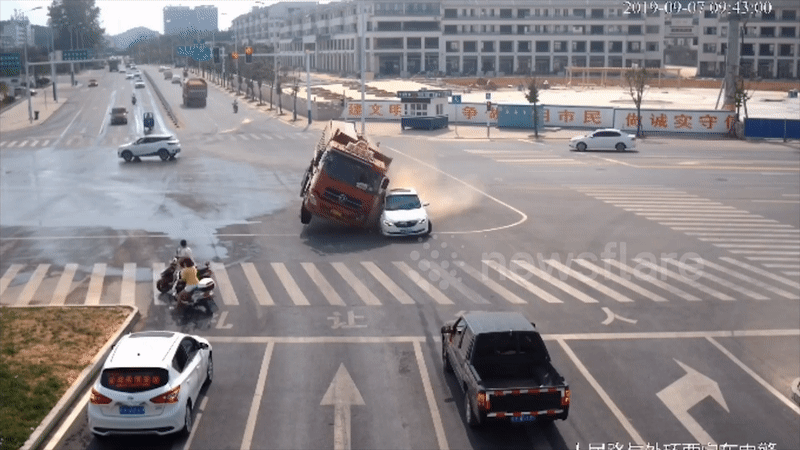 Tài xế xe hơi thoát chết gang tấc sau va chạm với xe tải