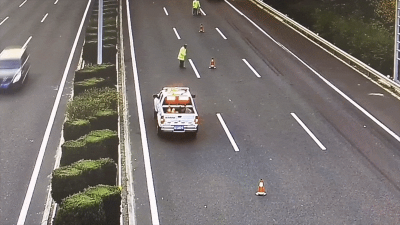 Cảnh sát giao thông suýt bị nghiền nát khi đang xử lý tai nạn