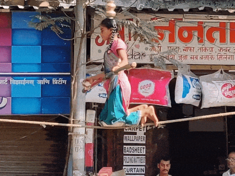 Lạ lùng cô gái quỳ gối đi thăng bằng trên dây