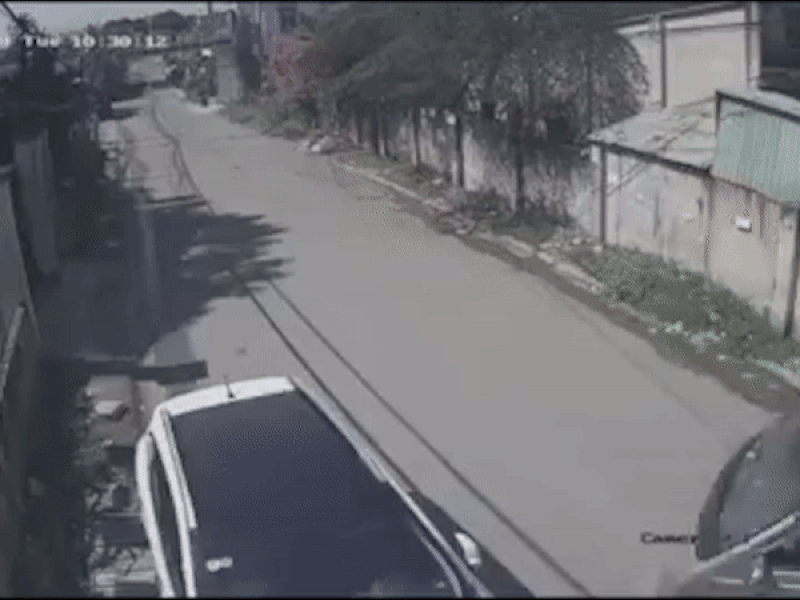 Video: Cận cảnh chiếc xe chở 3 em học sinh bị rớt xuống đường