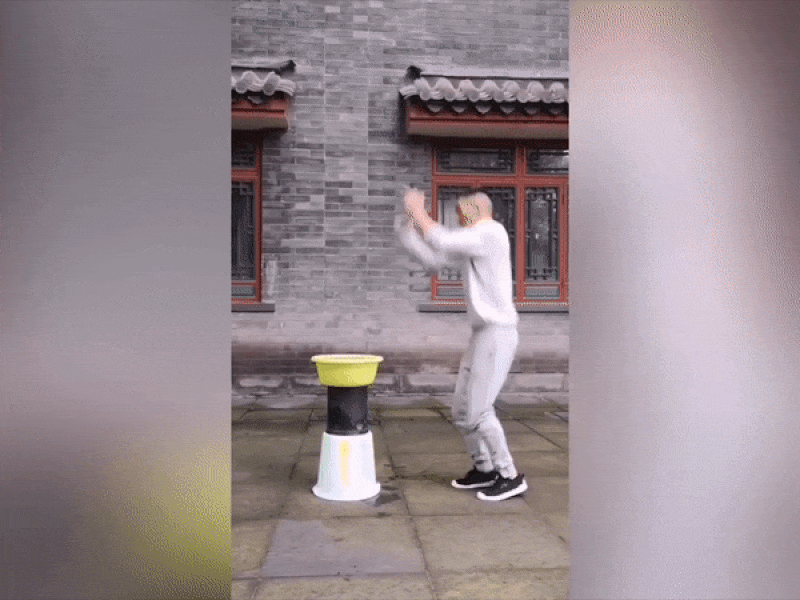 Thanh niên biểu diễn Kungfu nhảy trên nước